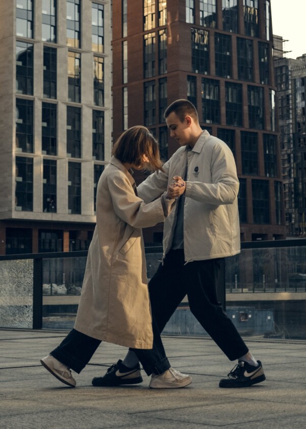 Paar tanzt gemeinsam auf der Straße