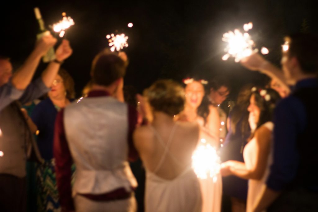 Hochzeitsparty_Tanzen_Wunderkerzen