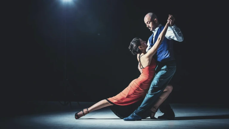 Mann und Frau tanzen Tango Argentino