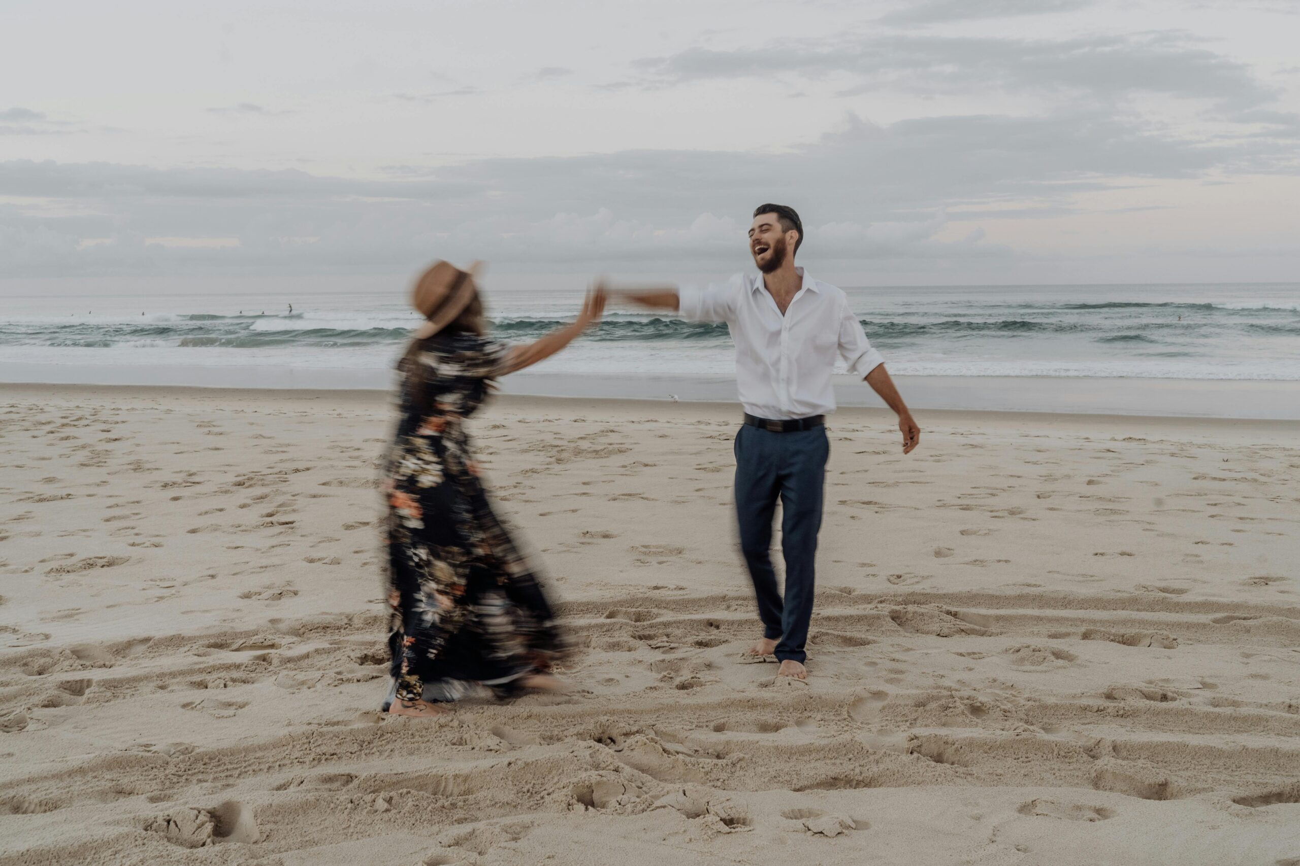 Paar tanzt am Strand